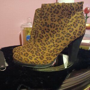 BNWT  Cheetah Print Heeled Boots👢